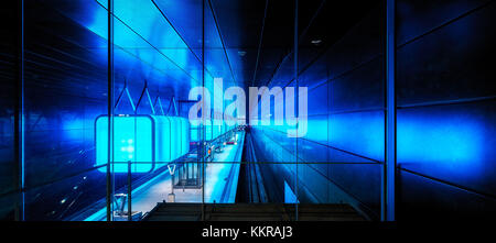 La moderna stazione della metropolitana U4 università di Amburgo vicino alla hafencity con la sua impressionante le luci a led Foto Stock