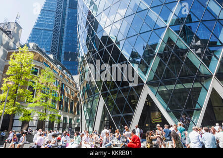 Inghilterra, Londra, città di Londra, ufficio dei lavoratori in un momento di relax a base di 30 St Mary Axe aka il Gherkin Foto Stock