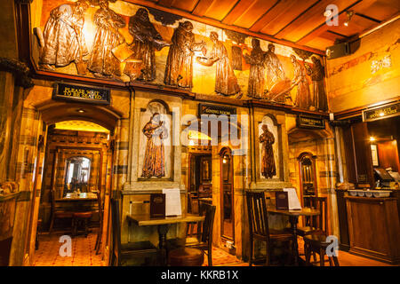 Inghilterra, Londra, Città, Blackfriars, il Pub Blackfriar, vista interna che mostra Henry Poole's Art Nouveau rilievi Foto Stock