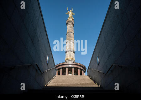 Berlino, Germania, 11 maggio 2017: il Berlin colonna della vittoria visto dal passaggio sotterraneo per raggiungerlo. Foto Stock