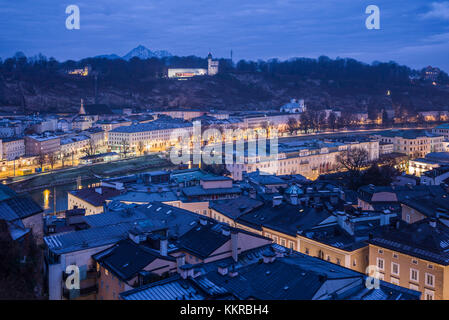 Austria salisburghese, Salisburgo, Museum der Moderne Monchsberg, museo di arte moderna, sopra lo skyline della città, dawn, inverno Foto Stock