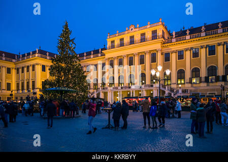 Austria, Vienna, al Palazzo di Schonbrunn, mercato di natale, sera Foto Stock