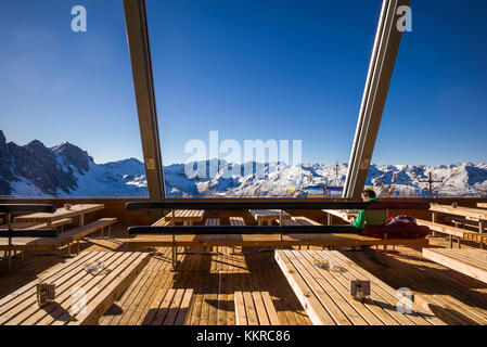 Austria, Tirolo, Axamer Lizum, hosting borgo del 1964 e 1976 Olimpiadi invernali, hoadl haus Ristorante sala da pranzo, quota 2340 metri, inverno Foto Stock