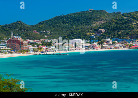 Paesi Bassi, Sint Maarten, Philipsburg, elevati la città e la spiaggia vista da Fort Hill Foto Stock