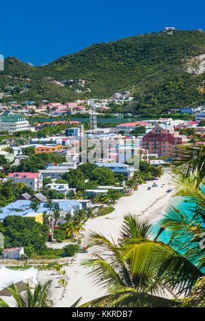 Paesi Bassi, Sint Maarten, Philipsburg, elevati la città e la spiaggia vista da Fort Hill Foto Stock