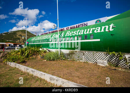 Olanda, Sint Maarten, Philipsburg, Air Lekkerbek Restaurant all'interno di un antico aereo di linea, esterno Foto Stock