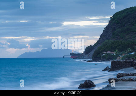 Paesi bassi, Sint Eustatius, oranjestad, oranjestad bay, vista in elevazione della petroliera e isola di saba, crepuscolo Foto Stock