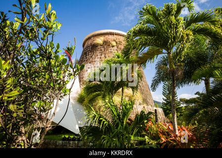 Saint Kitts e Nevis, Nevis, Cole Hill, Montpelier Plantation Inn, ex piantagione di zucchero, zucchero vecchio mulino a vento Foto Stock