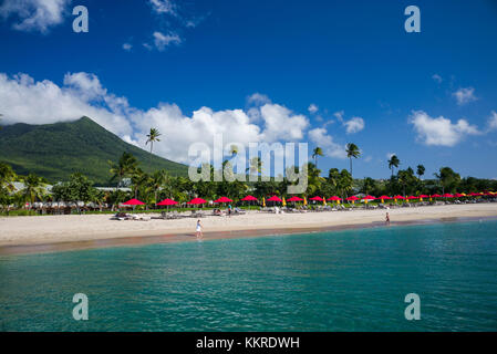 Saint Kitts e Nevis, Nevis, Pinneys Beach, spiaggia vista Foto Stock