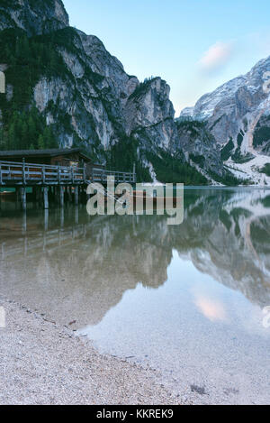 Braies, Braies, Dolomiti, Alto Adige, Italia. Il Lago di Braies , Lago di Braies. Foto Stock