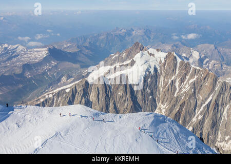 Mountaneers sulla vetta del Mont Blanc. Courmayeur, in Valle d'Aosta, Italia Foto Stock