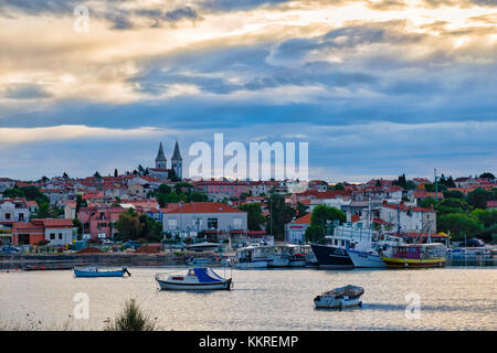 Croazia, Istria, Medulin, la città vecchia e il suo porto all'alba Foto Stock