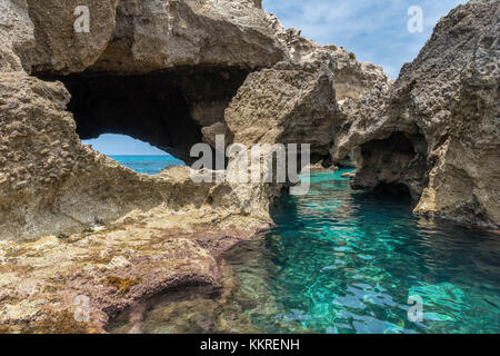 Ricadi, provincia di Vibo Valentia, Calabria, Italia, Europa. Scogliere sulla spiaggia di Riaci Foto Stock