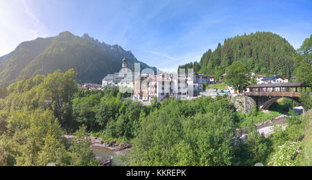 Europa, Italia, Veneto, Belluno. Il borgo di canale d'Agordo con la chiesa di San Giovanni Battista e il museo Albino Luciani Foto Stock