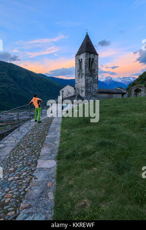 Alba su sentiero in pietra che conduce a Xenodochio di Santa Perpetua, Tirano, provincia di Sondrio, Valtellina Lombardia, Italia, Europa Foto Stock