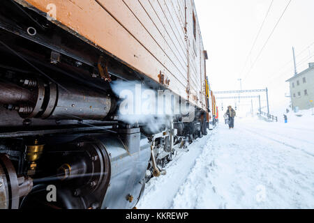 Dettagli sullo spazzaneve del treno Bernina Express, Ospizio Bernina, Poschiavo, cantone di Graubünden, Engadina, Svizzera Foto Stock