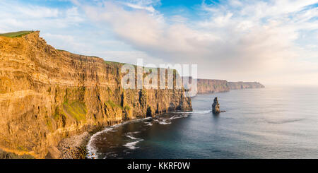 Breanan Mor e O Briens torre. Scogliere di Moher, Liscannor, Co. Chiara, provincia di Munster, Irlanda. Foto Stock