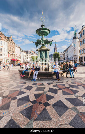 Copenaghen, Danimarca. I turisti presso lo Storkespringvandet, o la fontana della cicogna in piazza Amager (Amagertorv). Foto Stock