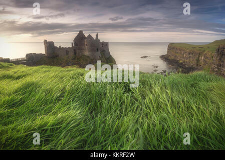 Dunluce Castle rovine, Irlanda del Nord, nella contea di Antrim, BUSHMILLS, Regno Unito