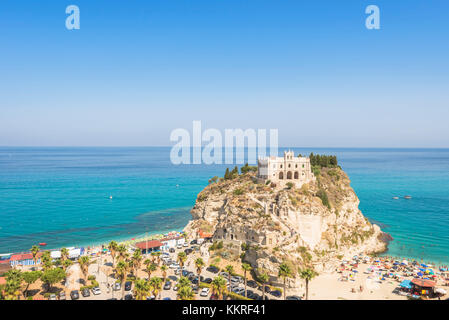 Tropea, Provincia di Vibo Valentia, Calabria, Italia. Santa Maria dell'Isola vista da Piazza del Cannone Foto Stock