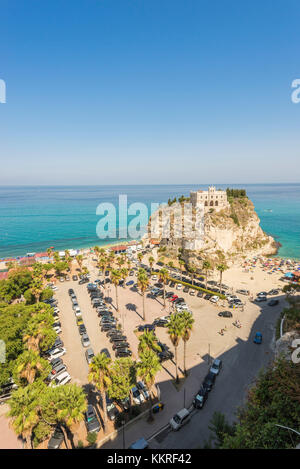 Tropea, Provincia di Vibo Valentia, Calabria, Italia. Santa Maria dell'Isola vista da Piazza del Cannone Foto Stock