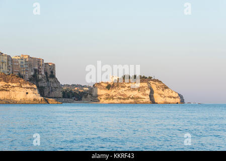 Tropea, Provincia di Vibo Valentia, Calabria, Italia. Tropea vista dal Mar Tirreno. Foto Stock
