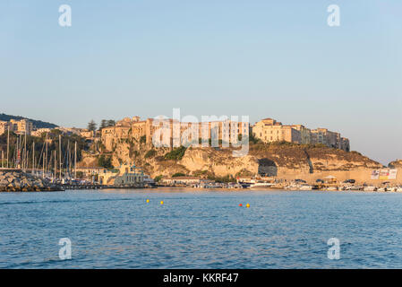 Tropea, Provincia di Vibo Valentia, Calabria, Italia. Tropea vista dal Mar Tirreno. Foto Stock