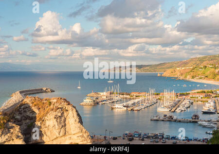 Tropea, provincia di Vibo Valentia, Calabria, Italia. il porto di Tropea Foto Stock