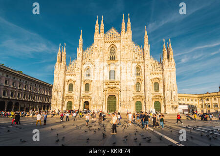 Milano, Lombardia, Italia. La facciata del Duomo di Milano al tramonto. Foto Stock