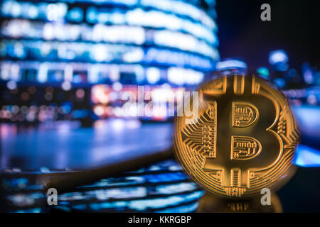 Bitcoin sotto la lente di ingrandimento, il rischio di investimento concetto. Foto Stock
