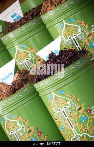 Decorate i fusti di le erbe aromatiche essiccate e le spezie in vendita in una città Morroccan Foto Stock