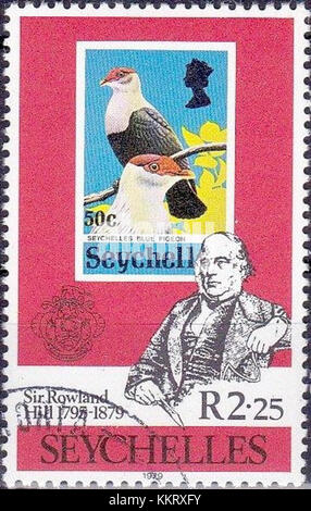 Il francobollo delle Seychelles del 1979 presenta il piccione blu delle Seychelles (Alectroenas pulcherrimus), che mette in evidenza la ricca biodiversità della nazione insulare. Questo francobollo fa parte di una serie che mostra la fauna selvatica locale. Foto Stock