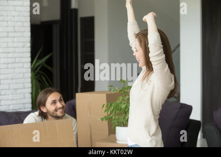 Coppia giovane sentirsi felice celebrando in movimento nella nuova casa propria Foto Stock