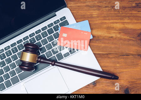 Manette, giudice martello e carte di credito sulla tastiera del notebook. Concetto di criminalità su internet, l'hacking, cyber crimini e pagamenti virtuali Foto Stock