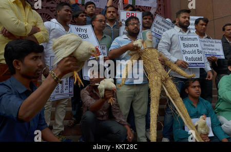 Kolkata, India. 01 Dic, 2017. chatra parishad, ala studentesca dell'india congresso nazionale sostenitori durante un raduno di protesta contro il governo dell'Unione e vari problemi nella parte anteriore della Reserve Bank of India ufficio regionale in Kolkata, india sul dicembre 01, 2017. Credito: sanjay purkait/Pacific press/alamy live news Foto Stock