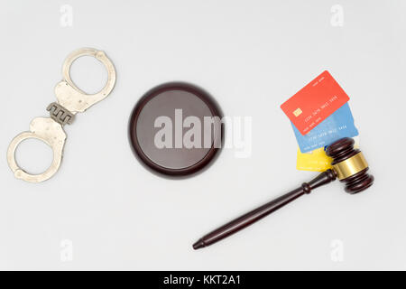 Manette e giudicare il martello e le carte di credito su sfondo bianco Foto Stock