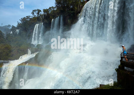 Tourist on Lookout by Iguazu Falls, sul confine con l'Argentina - Brasile, Sud America (modello rilasciato) Foto Stock