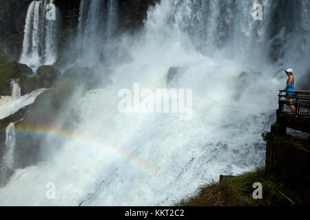 Tourist on Lookout by Iguazu Falls, sul confine con l'Argentina - Brasile, Sud America (modello rilasciato) Foto Stock