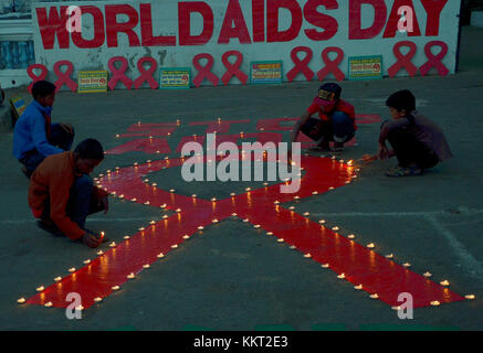 Kolkata, India. 01 Dic, 2017. bambini indiani accendono le candele in occasione della Giornata mondiale contro l AIDS e l'hiv/aids campagna di sensibilizzazione in occasione della Giornata mondiale dell Aids in Kolkata, India, il 1 dicembre 2017. Credito: sanjay purkait/Pacific press/alamy live news Foto Stock