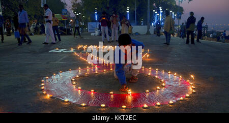 Kolkata, India. 01 Dic, 2017. un bambino indiano accendono le candele in occasione della Giornata mondiale contro l AIDS e l'hiv/aids campagna di sensibilizzazione in occasione della Giornata mondiale dell Aids in Kolkata, India, il 1 dicembre 2017. Credito: sanjay purkait/Pacific press/alamy live news Foto Stock