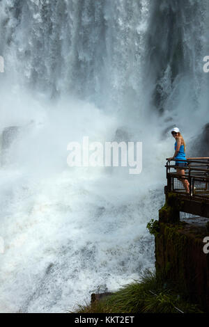 Tourist on Lookout by Iguazu Falls, sul confine con l'Argentina - Brasile, Sud America (modello rilasciato) Foto Stock