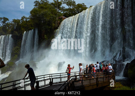 Turisti in osservazione dalle Cascate di Iguazu, sul confine Argentina - Brasile, Sud America Foto Stock