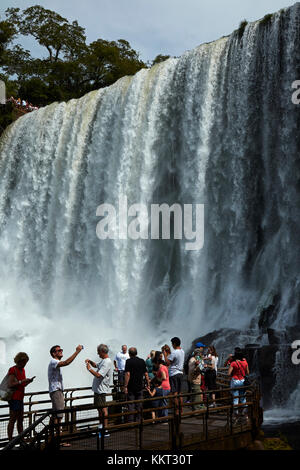 Turisti in osservazione dalle Cascate di Iguazu, sul confine Argentina - Brasile, Sud America Foto Stock