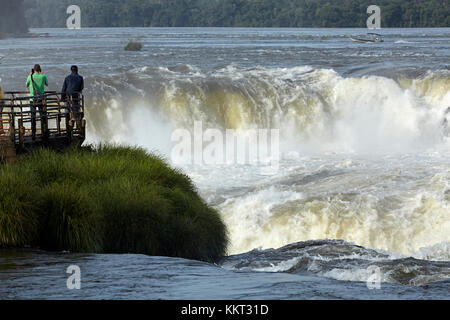 Turisti in osservazione dalla Gola del Diavolo (Garganta del Diablo), Cascate Iguazu, sul confine Argentina - Brasile, Sud America Foto Stock