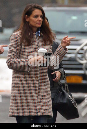 NEW YORK, NY - 11 GENNAIO 2017: L'attrice Katie Holmes viene vista sul set di "Ocean's Eight" l'11 gennaio 2015 a New York. Persone: Katie Holmes T. Foto Stock