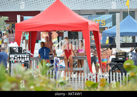 MIAMI BEACH, FL - 4 MARZO: L'attore Zac Efron, Dwayne Johnson, Sports Illustrated, la modella Kelly Rohrbach e l'attrice Ilfenesh Hadera sulla spiaggia filmano una scena per il loro nuovo film Baywatch il 4 marzo 2016 a Miami Beach, Florida. Persone: Kelly Rohrbach Foto Stock