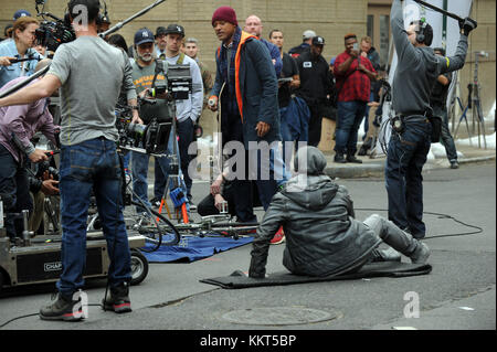 NEW YORK, NEW YORK - MARZO 31: L'attore Will Smith pedala sul set di "Collateral Beauty" nell'East Village il 31 marzo 2016 a New York City. Persone: Will Smith Foto Stock