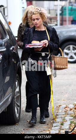 NEW YORK, NY - 08 NOVEMBRE: L'attrice Sandra Bullock viene vista sul set di "Ocean's Eight" l'8 novembre 2016 nel quartiere di Brooklyn di New York City l'8 novembre 2016 a New York City. Persone: Helena Bonham Carter Foto Stock