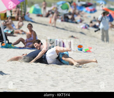 MIAMI BEACH, FL - 08 Maggio: Attori Ana de Armas e miglia Teller film sul Miami set di bracci e dudes con il regista Todd Phillips maggio su 8, 2015 a Miami Beach, in Florida. Persone: Ana de Armas, Miles Teller, la collina di Giona Foto Stock