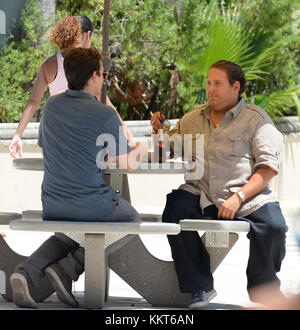 MIAMI BEACH, FL - MAGGIO 08: Attori Jonah Hill la sua co-star, Miles Teller sono circondati da chicÕs calde sul Miami Set of Arms and Dudes. Giona che ha recentemente guadagnato una quantità malsana di peso, che apparentemente lo ha reso auto-coscienza, sembrava irrupted sul set. La stella di Jump Street passò la giornata sul set, essendo una diva e lamentandosi di persone che scattavano foto di lui, Il che lo ha sconvolto così tanto che il personale apparentemente ha fatto bloccare i paparazzi un requisito per gli extra che hanno pagato 112.00 dollari per 12 ore più giorno l'8 maggio 2015 a Miami Beach, Florida. Persone: Jonah Hill, miglia T. Foto Stock